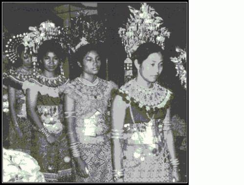 Maidens in procession - Ngalu Petara